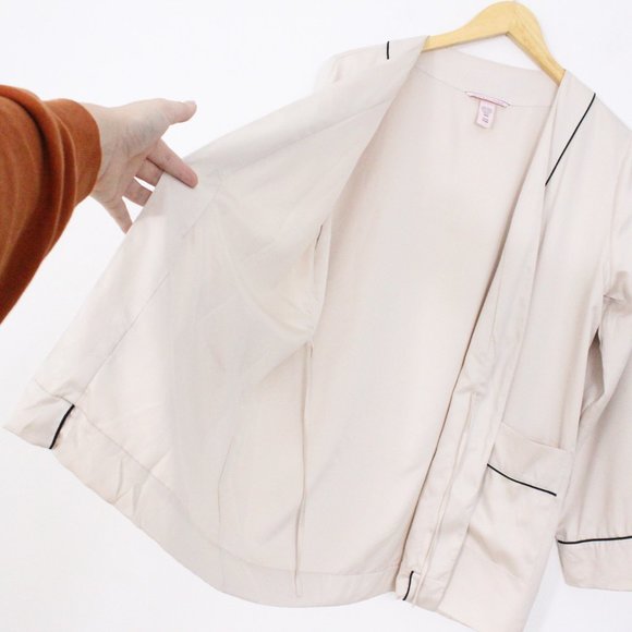 *Victoria's Secret Cream and Black Accent Wrap Mini Robe - Picture 7 of 8